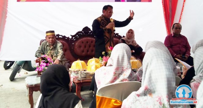 
 H. Samri Shaputra saat menyampaikan penjelasan kepada warga dalam kegiatan Reses Masa Persidangan III di Kelurahan Mangkupalas, Samarinda Seberang. Puluhan anggota Majelis Habis Muslimah Wahidah (Muhidah) tampak menyimak paparan yang berlangsung dalam suasana santai dan penuh keakraban. Foto : Fathur