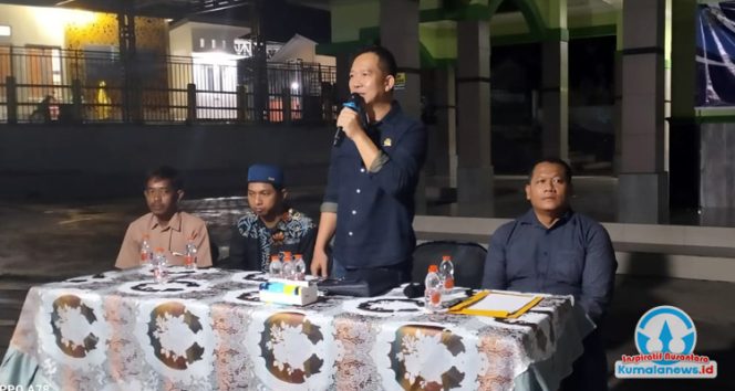 
 Anggota DPRD Kota Samarinda, Viktor Yuan, menggelar reses di Halaman Masjid Sabilah Muhtadin, Lempake, Minggu (16/11/2025). Warga menyampaikan berbagai aspirasi terkait infrastruktur, lingkungan, dan UMKM.