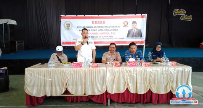
 Anggota DPRD Kota Samarinda, Deni Hakim Anwar, saat memimpin kegiatan reses dan berdialog dengan warga. Ia tampak memberikan penjelasan di depan peserta, didampingi unsur kelurahan dan kecamatan yang turut hadir di meja panel. (Foto: Yana)