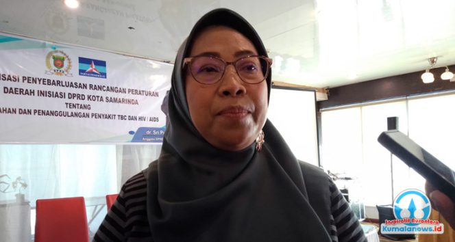 
 Sri Puji Astuti, Ketua Pansus IV sekaligus Wakil Ketua Komisi IV DPRD Kota Samarinda, memberikan keterangan kepada wartawan usai Sosialisasi Penyebarluasan Ranperda Pencegahan dan Penanggulangan TBC dan HIV/AIDS di Yen’s Delight Coffee Pastry & Resto, Samarinda Ulu, Jumat (21/11/2025). (Foto: Yana)