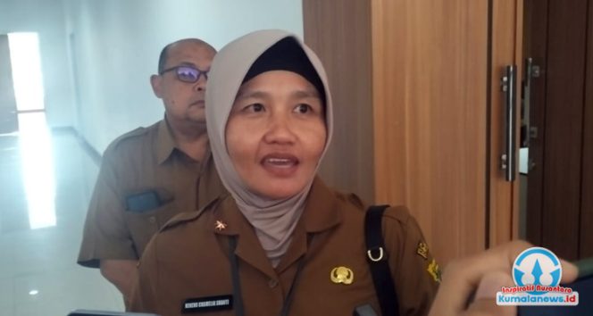 
 Inspektur Inspektorat Kota Samarinda, Neneng Chamelia Santi, memberikan keterangan kepada wartawan usai menghadiri Peringatan Hari Anti Korupsi Sedunia (Hakordia) dan Sosialisasi Anti Korupsi bersama KPK-RI di DPRD Kota Samarinda, Selasa (25/11/2025). (Foto: Yana)