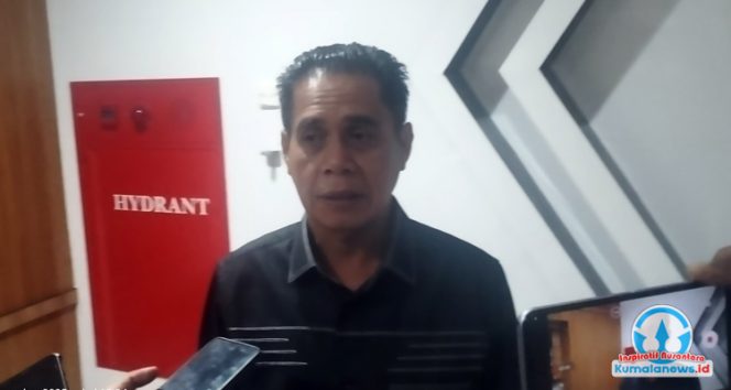 
 Ketua DPRD Kota Samarinda, Helmi Abdullah, memberikan keterangan kepada wartawan usai kegiatan Sosialisasi Anti Korupsi bersama KPK-RI dalam rangka peringatan Hari Anti Korupsi Sedunia di Gedung DPRD Samarinda, Selasa (25/11/2025). (Foto: Yana)