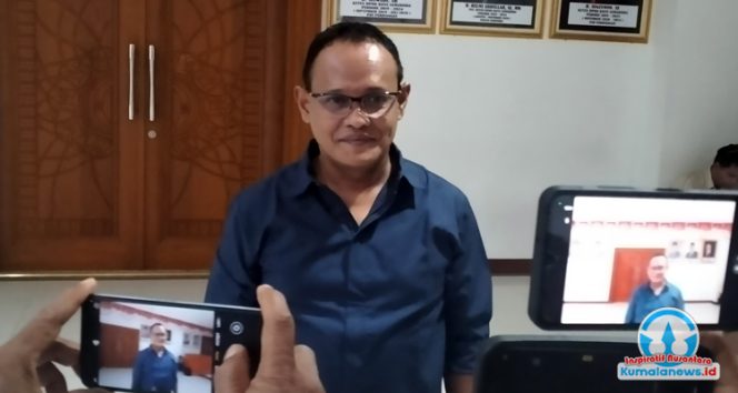 
 Anggota Komisi III DPRD Kota Samarinda, Muhammad Andriansyah, saat memberikan keterangan kepada wartawan terkait rencana penguatan pengelolaan sampah melalui Forum Peduli Lingkungan dan pengadaan gerobak sampah listrik, di Kantor DPRD Samarinda, Selasa (25/11/2025). (Foto: Yana)