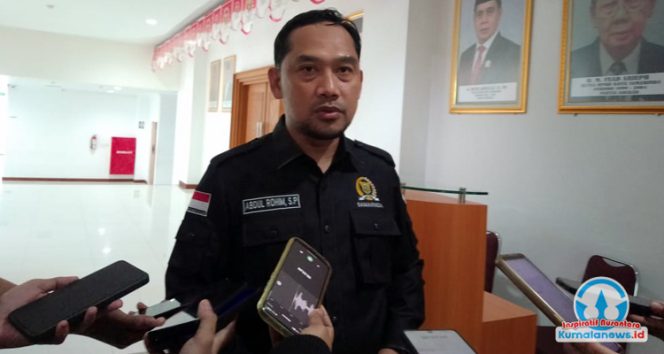 
 Anggota Komisi III DPRD Samarinda, Abdul Rohim, saat memberikan keterangan kepada wartawan usai rapat lanjutan pembahasan Raperda Ekonomi Kreatif di Ruang Paripurna DPRD Samarinda. (Foto: Yana)