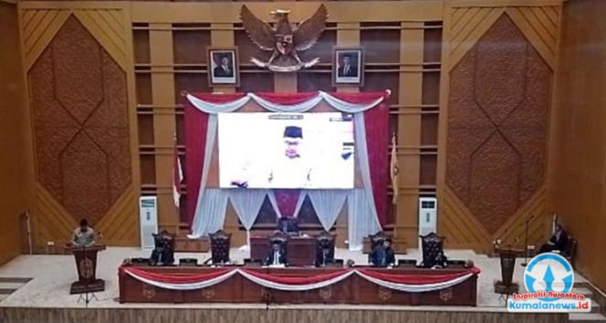 
 Wali Kota Samarinda Andi Harun menyampaikan tanggapan atas pandangan akhir fraksi-fraksi DPRD dalam Rapat Paripurna Persetujuan Bersama Raperda APBD 2026. (Foto: Yana)