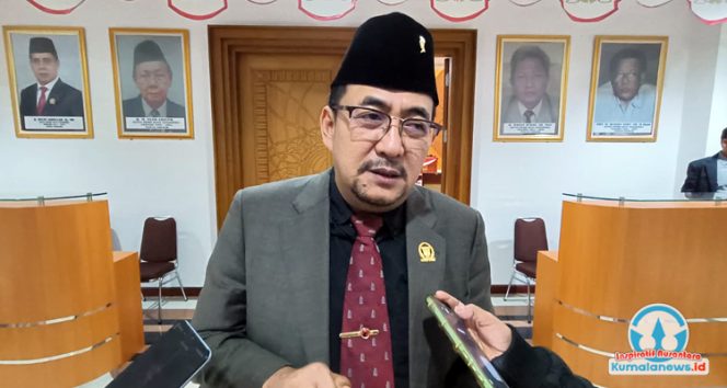 
 Ketua Komisi II DPRD Samarinda, Iswandi, memberikan keterangan kepada wartawan usai mengikuti Rapat Paripurna Masa Persidangan III Tahun 2025 di Gedung DPRD Samarinda, Jumat malam (28/11/2025). Foto : Yana