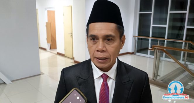 
 Ketua DPRD Kota Samarinda, Helmi Abdullah, memberikan keterangan kepada wartawan usai Rapat Paripurna pengesahan Raperda APBD 2026 di Gedung DPRD Kota Samarinda, Jumat (28/11/2025).