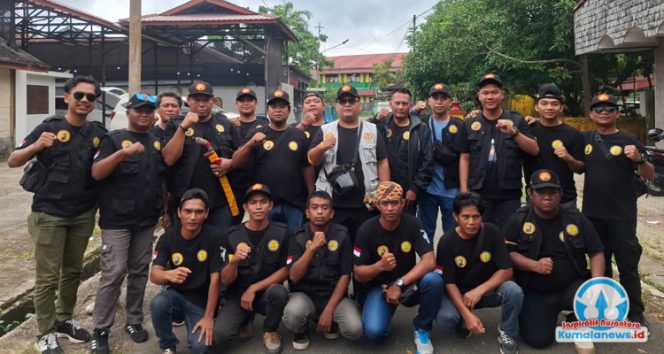 
 Jajaran DPC Remaong Kutai Menamang (RKM) Tenggarong berfoto bersama.