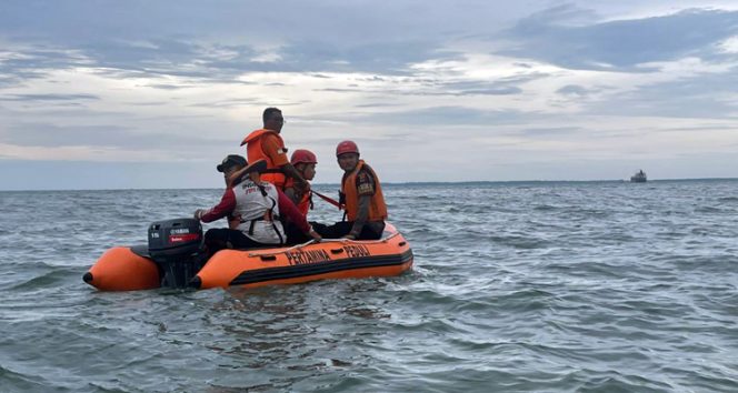 
 Tim SAR Gabungan saat melakukan pencarian terhadap remaja bernama Khoirul Anam (17) yang dilaporkan tenggelam di Pantai Kemala Beach, Balikpapan. Operasi pencarian terus dilanjutkan hingga korban ditemukan. (Dok: Basarnas Kaltim)