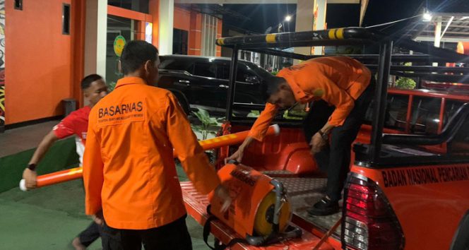 
 Tim SAR Gabungan bersiap melakukan operasi pencarian korban kecelakaan kapal ferry yang tenggelam di Perairan Ujoh Halang, Kabupaten Kutai Barat, Kalimantan Timur. (Dok. Basarnas Kaltim)