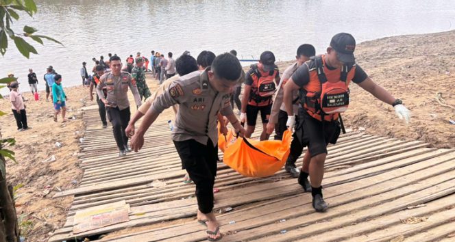 
 Tim SAR Gabungan berhasil menemukan dan mengevakuasi korban kecelakaan Kapal Ferry yang tenggelam di Perairan Ujoh Halang, Kutai Barat. Proses pencarian dilakukan dengan melibatkan berbagai unsur SAR dan berlangsung sejak hari pertama pascakejadian. (Dok. Basarnas Kaltim)