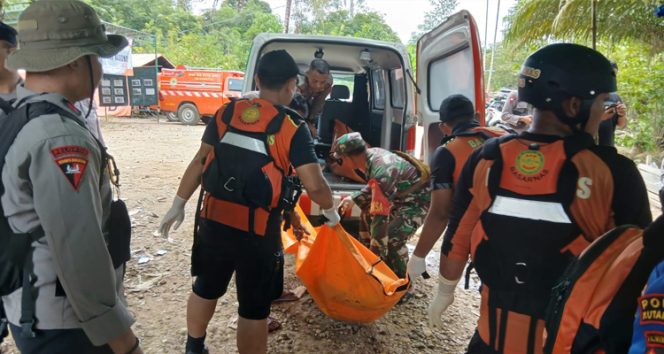 
 Tim SAR Gabungan berhasil mengevakuasi sejumlah korban tenggelamnya kapal ferry di perairan Ujoh Halang, Kabupaten Kutai Barat, pada Rabu (12/11/2025). Proses evakuasi dilakukan dengan melibatkan berbagai unsur, termasuk Basarnas Balikpapan, Polres Kutai Barat, TNI, dan relawan setempat, di tengah kondisi arus Sungai Mahakam yang deras.