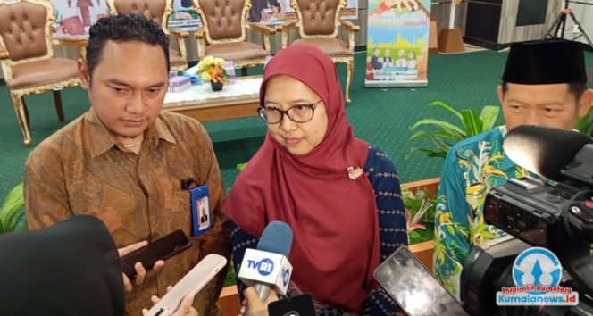 
 Plh. Kepala Satuan Tugas 2 Direktorat Pembinaan Peran Serta Masyarakat KPK, Bunga A. S. Abadiyah, memberikan keterangan kepada media mengenai komitmen KPK dalam memperkuat peran masyarakat, khususnya komunitas keagamaan di Kalimantan, sebagai bagian dari upaya pemberantasan korupsi. (Dok. Rusli)