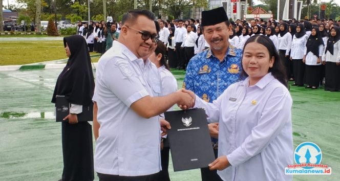 
 Bupati Kutai Kartanegara, Aulia Rahman Basri, didampingi Sekretaris Daerah Sunggono, menyerahkan Surat Keputusan (SK) Pengangkatan Pegawai Pemerintah dengan Perjanjian Kerja (PPPK) secara simbolis.