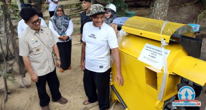 
 Wakil Bupati Kutai Kartanegara, Rendi Solihin, saat menyerahkan bantuan alat dan mesin pertanian (alsintan) kepada kelompok tani, yang berlangsung di kawasan wisata Bukit Mahoni, Desa Bangun Rejo, Kecamatan Tenggarong Seberang, Rabu (5/11/2025).