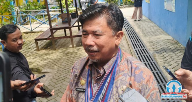 
 Sekretaris Daerah Kabupaten Kutai Kartanegara, Sunggono, memberikan keterangan kepada media terkait program pemerintah yang berfokus pada perlindungan ketenagakerjaan bagi pekerja kasar di sektor riil.