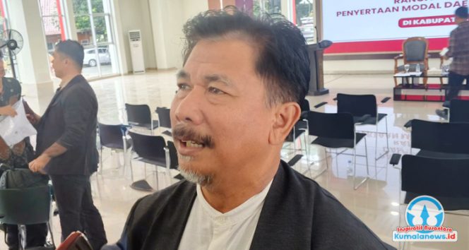 
 Sekretaris Daerah Kutai Kartanegara, Sunggono, memberikan keterangan kepada awak media mengenai rencana Pemerintah Kabupaten Kukar yang menyiapkan hotline khusus untuk pengawasan program dana RT. (Dok. Indirwan)