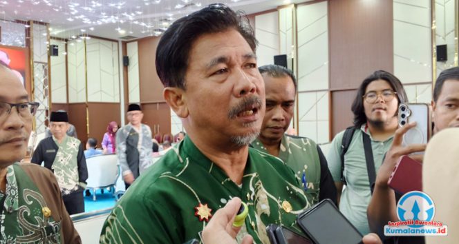 
 Sekretaris Daerah Kabupaten Kutai Kartanegara, Sunggono, memberikan keterangan kepada media terkait realisasi anggaran menjelang akhir tahun. (Dok. Indirwan)