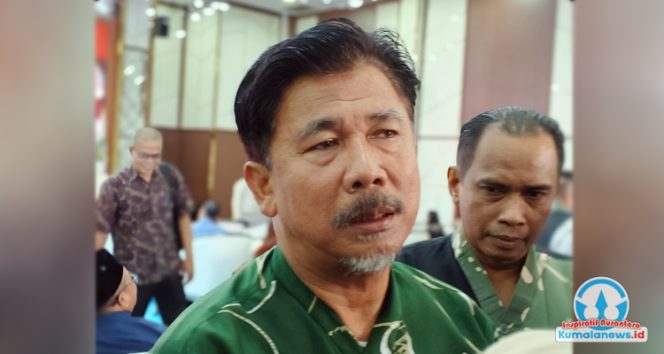 
 Sekretaris Daerah Kabupaten Kutai Kartanegara, Sunggono, memberikan keterangan kepada media mengenai progres pencairan beasiswa. (Dok. Indirwan)