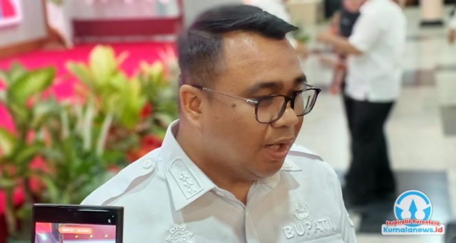 
 Bupati Kutai Kartanegara, Aulia Rahman Basri, memberikan keterangan mengenai dampak positif dari pelaksanaan program Kredit Kukar Idaman.