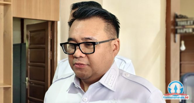 
 Bupati Kutai Kartanegara, Aulia Rahman Basri, memberikan keterangan mengenai komitmen pemerintah daerah dalam memastikan arah pembangunan Desa Segihan berjalan sesuai kebutuhan dan aspirasi masyarakat setempat.