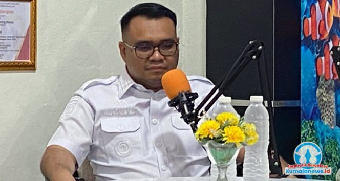 
 Bupati Kutai Kartanegara, Aulia Rahman Basri, memberikan keterangan mengenai urgensi percepatan digitalisasi layanan administrasi di tingkat kecamatan sebagai upaya meningkatkan efisiensi dan kemudahan akses bagi masyarakat. (Dok. Kumalanews.id)