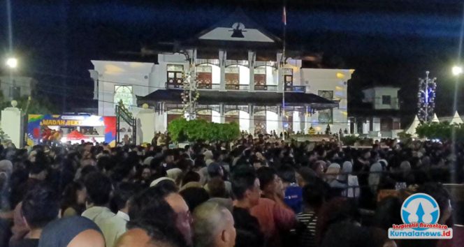 
 Kegiatan malam penutupan Tingkiland Fest 2025 berlangsung meriah dan dipadati ribuan masyarakat dari berbagai daerah yang hadir dengan penuh antusias untuk menyaksikan rangkaian acara hingga akhir.