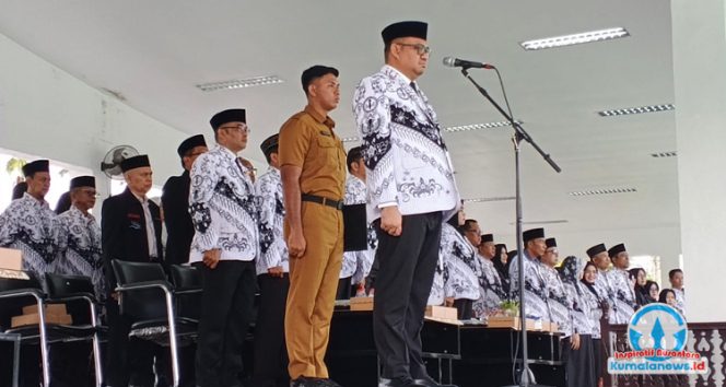
 Bupati Kutai Kartanegara saat memimpin upacara peringatan Hari Guru Nasional yang berlangsung di Halaman Kantor Bupati. Upacara tersebut dihadiri para guru serta jajaran pemerintah daerah sebagai bentuk penghormatan terhadap peran dan dedikasi para pendidik di Kutai Kartanegara.