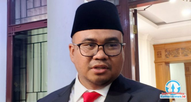 
 Bupati Kutai Kartanegara, Aulia Rahman Basri, memberikan keterangan terkait upaya peningkatan kompetensi guru serta pemetaan lulusan SMA di wilayah Kutai Kartanegara. (Dok.Indirwan)