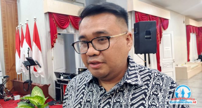 
 Bupati Kutai Kartanegara, Aulia Rahman Basri, memberikan keterangan terkait komitmen Pemerintah Kabupaten Kutai Kartanegara dalam menetapkan perbaikan infrastruktur ruang kelas sebagai salah satu fokus utama sektor pendidikan pada tahun anggaran 2026. (Dok. Indirwan)