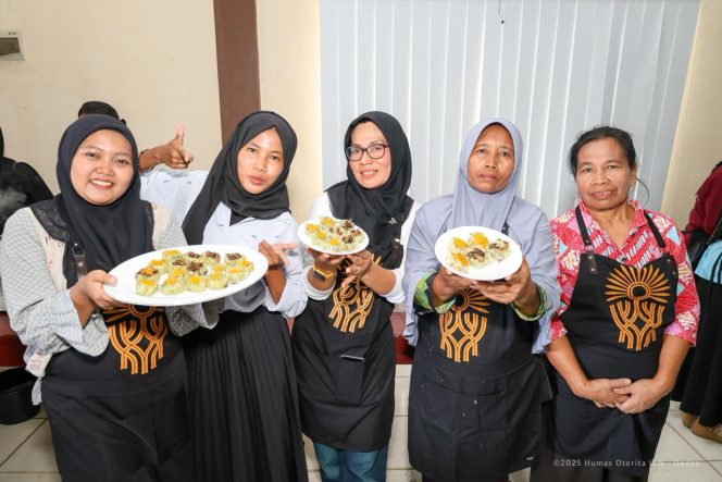 
 Para peserta secara aktif mengikuti forum group discussion dalam kegiatan monev dan praktik olahan ikan hasil budidaya akuaponik bersama penyuluh perikanan-perikanan di Kantor Kecamatan Sepaku, Penajam Paser Utara, Rabu (10/12/2025).