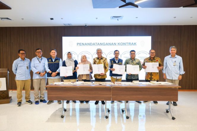 
 Otorita Ibu Kota Nusantara (IKN) melaksanakan penandatanganan kontrak untuk 6 paket pekerjaan supervisi pembangunan infrastruktur strategis di Kantor Kemenko 3 IKN pada Selasa (16/12/2025). Hingga saat ini sebanyak 26 dari 28 paket pekerjaan tahap II (2025-2028) telah ditandatangani.