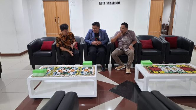 
 Ketua Tim Fasilitasi Penganggaran DPRD Kota Samarinda, Nova, menerima kunjungan kerja (kunker) Anggota Komisi A DPRD Kota Bontang, Arfian Arsyad dan Muhammad Irfan. (Pic. Humas DPRD Kota Samarinda)