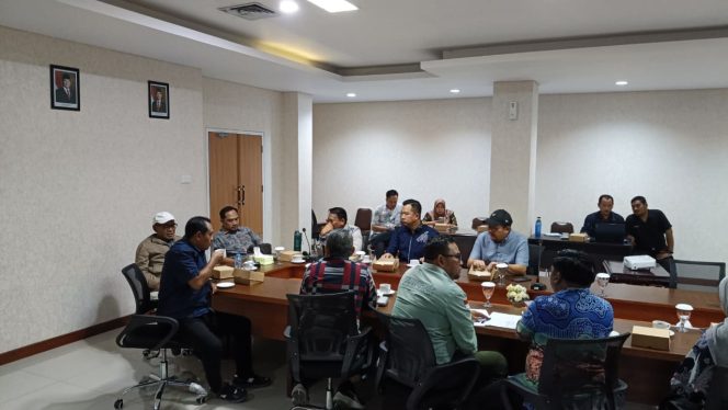 
 Rapat finalisasi pembahasan Rancangan Peraturan Daerah (Raperda) tentang Perubahan atas Peraturan Daerah Nomor 1 Tahun 2024 tentang Pajak Daerah dan Retribusi Daerah yang digelar DPRD Kota Samarinda, Kamis (18/12/2025). (Pic. Yana)