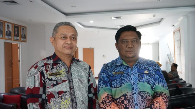 
 Kepala Bidang Penganggaran Bapenda Kota Samarinda, Rahmat Hidayat (kanan), dan Kepala Bidang Pengelolaan Sampah dan Limbah B3 Dinas Lingkungan Hidup (DLH) Kota Samarinda, Taufik Fajar (kiri). (Pic Yana)