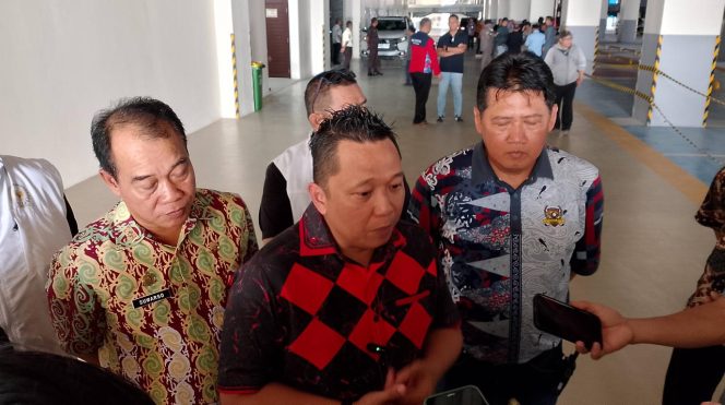 
 Kepala Dinas Lingkungan Hidup (DLH) Kota Samarinda, Suwarso (kanan), Ketua Komisi III DPRD Kota Samarinda (tengah), serta Kepala Dinas Pemadam Kebakaran dan Penyelamatan Kota Samarinda, Hendra (kiri). (Pic. Yana Ashari)