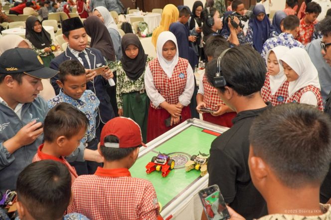 
 Nusantara TechnoFest menghadirkan berbagai sarana edukatif teknologi, mulai dari pameran robotik dari Universitas Indonesia, Politeknik Negeri Samarinda, Universitas Mulawarman, hingga Universitas Mulia, pada Kamis (18/12/2025) di KIPP Nusantara. (Pic. Humas Otorita IKN)