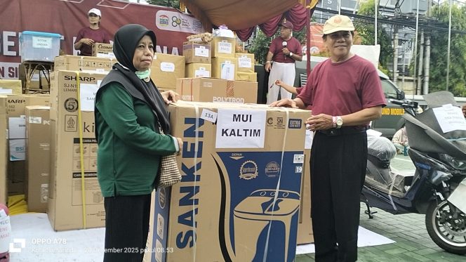 
 Siti Rahmah, peserta Jalan Sehat Kerukunan Umat Beragama, menerima doorprize pada kegiatan yang digelar FKUB Provinsi Kalimantan Timur bersama Kanwil Kemenag Kaltim dalam rangka peringatan Hari Amal Bhakti (HAB) ke-80 Kementerian Agama RI, Sabtu (20/12/2025). (Pic. Yana Ashari)