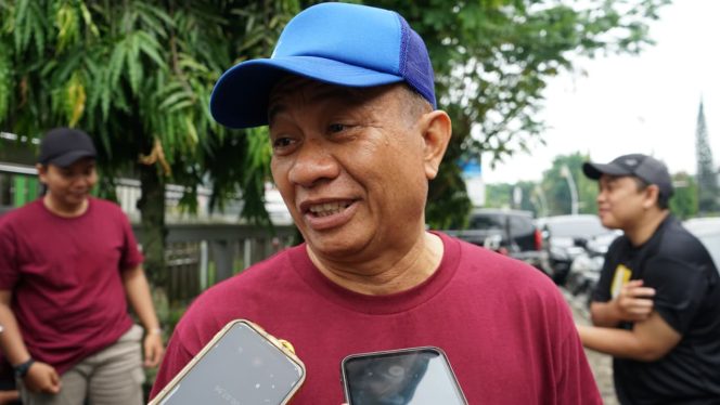 
 Kepala Bidang Bimbingan Masyarakat (Kabid Bimas) Kristen, Alpius, memberikan keterangan pers kepada media pada kegiatan Jalan Sehat Kerukunan Umat Beragama yang digelar FKUB bersama Kanwil Kemenag Kaltim dalam rangka peringatan Hari Amal Bhakti (HAB) ke-80 Kementerian Agama RI, Sabtu (20/12/2025).