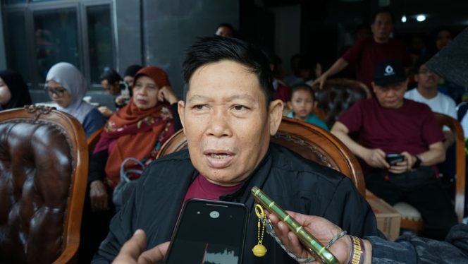 
 Kepala Kantor Wilayah Kementerian Agama Provinsi Kalimantan Timur, Abdul Khaliq, memberikan keterangan terkait pelaksanaan Jalan Sehat Kerukunan Umat Beragama Provinsi Kalimantan Timur Tahun 2025 dalam rangka memperingati Hari Amal Bhakti (HAB) ke-80 Kementerian Agama Republik Indonesia, Sabtu (20/12/2025). (Pic: Yana Ashari)
