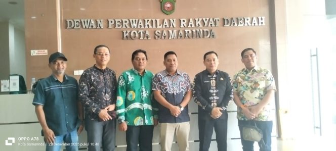 
 Foto bersama unsur Sekretariat DPRD dan anggota DPRD Kabupaten Berau. (Foto: Yana Ashari)