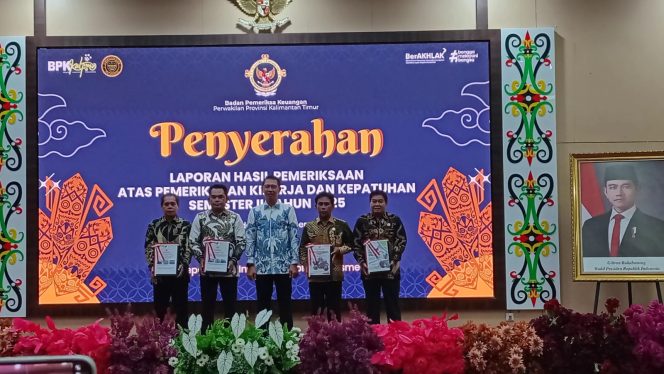 
 Ketua DPRD Kota Samarinda, Helmi Abdullah, berfoto bersama dalam acara penyerahan Laporan Hasil Pemeriksaan (LHP) Kinerja dan Pemeriksaan kepada Pemerintah Daerah dan DPRD Kota Samarinda. (Foto: Yana Ashari)