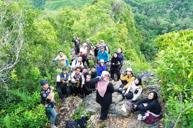 
 Paket Authentic Hiking Gunung Parung menawarkan pengalaman pendakian autentik di kawasan Hutan Adat Suku Balik Sepaku yang dikurasi secara imersif.