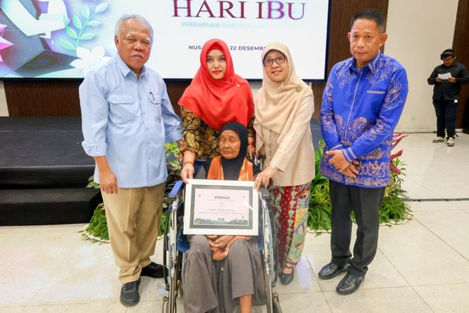 
 Ratusan peserta didik mengikuti peringatan hari ibu sekaligus penyerahan buku secara simbolis di Kemenko 4, KIPP Nusantara, pada Senin (22/12/2025). Salah satunya, penyerahan buku secara langsung diberikan di SDN 001 Sepaku.