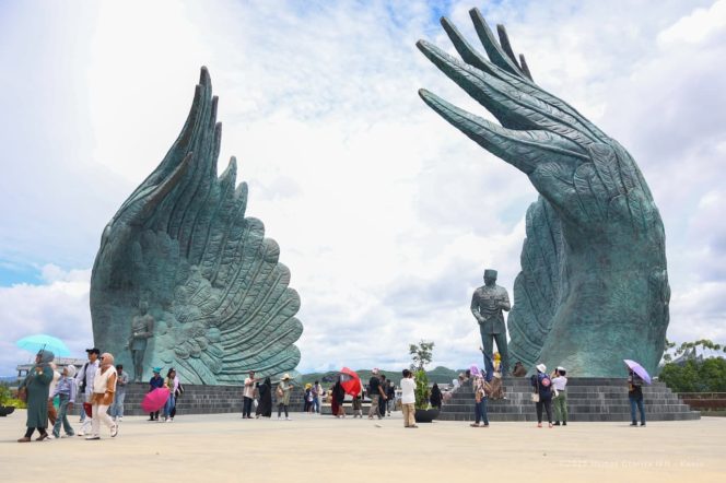 
 Suasana hangat dan semarak aktivitas masyarakat saat memanfaatkan momen libur Natal dan Tahun Baru (Nataru) di Kawasan Ibu Kota Nusantara (IKN), dengan tingginya antusiasme pengunjung yang menikmati berbagai fasilitas dan area publik. (Dok. Humas Otorita IKN)