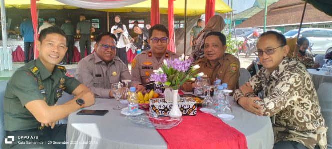 
 Kepala Ajudan Jenderal Resor Militer (Kepala Ajenrem) 091/ASN, Letkol CAJ Ari Juwanda, berfoto bersama para tamu undangan pada acara syukuran Hari Ulang Tahun (HUT) ke-75 Ajudan Jenderal Tentara Nasional Indonesia Angkatan Darat (TNI AD) Tahun 2025, Senin (29/12/2025). (Pic: Yana Ashari)