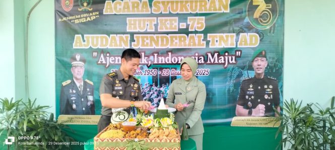 
 Kepala Ajudan Jenderal (Kepala Ajen) Rem 091/ASN, Letkol CAJ Ari Juwanda, didampingi istri, saat melakukan pemotongan tumpeng pada acara syukuran Hari Ulang Tahun (HUT) ke-75 Ajudan Jenderal Tentara Nasional Indonesia Angkatan Darat (TNI AD) Tahun 2025 di Lapangan Ajenrem 091/ASN, Senin (29/12/2025). (Pic: Yana Ashari)
