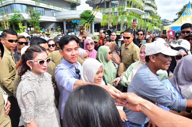 
 Wakil Presiden Republik Indonesia (Wapres), Gibran Rakabuming, menyapa langsung masyarakat yang tengah berkunjung ke kawasan IKN, Selasa (30/12/2025).