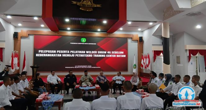 
 Bupati Kutai Kartanegara, Aulia Rahman Basri, memberikan sambutan dan motivasi kepada 13 peserta terpilih yang akan diberangkatkan mengikuti pelatihan. Para peserta merupakan putra-putri pilihan dari banyak pemuda di Kukar. (Pic: M. Zailany)