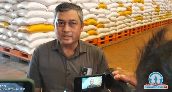 
 Asisten Manajer Supply Chain dan Pelayanan Publik (SCPP) Bulog, Ahmad Syaulani, memberikan keterangan resmi kepada media mengenai kondisi terbaru stok beras di Samarinda dan wilayah penyangga. (Pic: Yana)